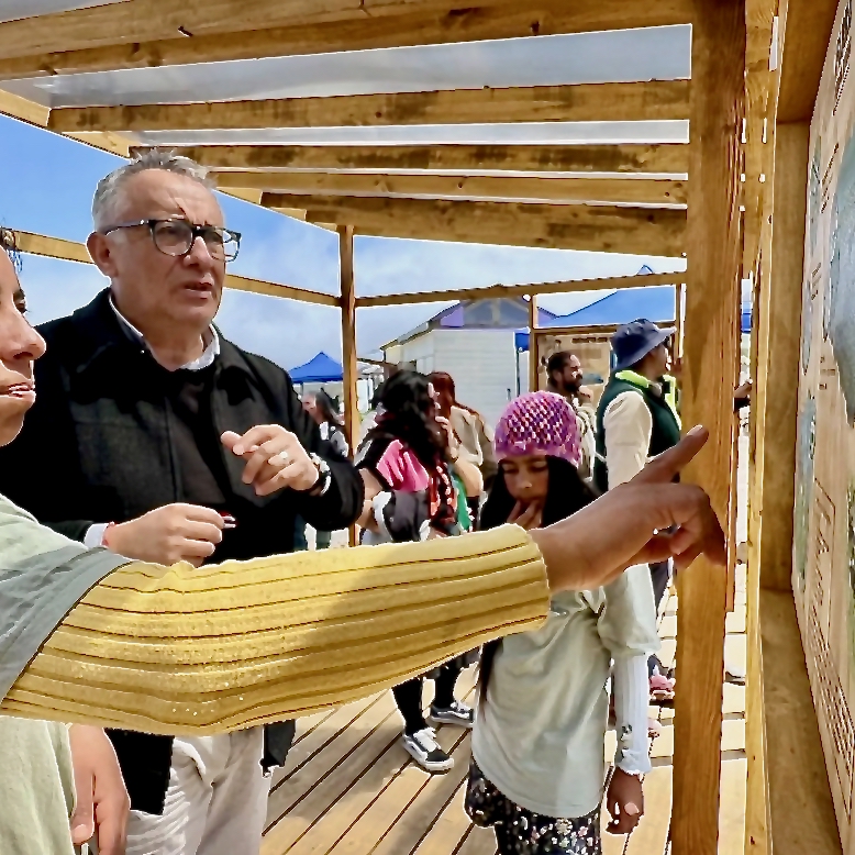 5a_Besucherin  Info-Tafel_quad